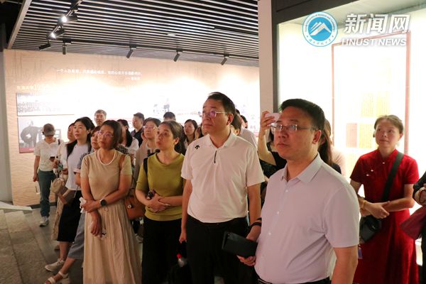 学校纪委组织领导干部家属开展家庭助廉活动